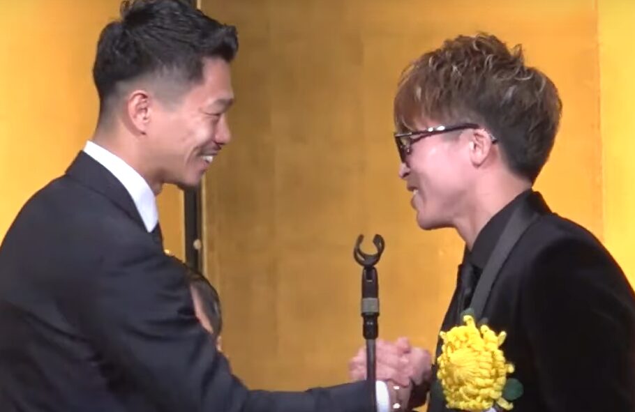握手をする井上尚弥と中谷潤人