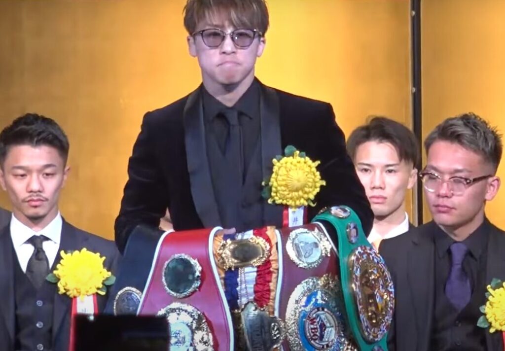 ベルトをもつ井上尚弥