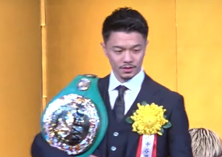 ベルトを持つ中谷潤人