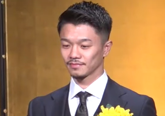 スーツ姿の中谷潤人