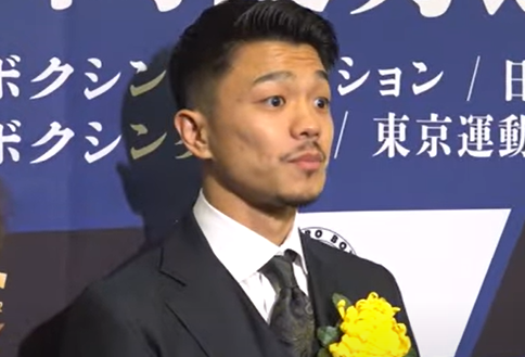 記者会見に答える中谷潤人