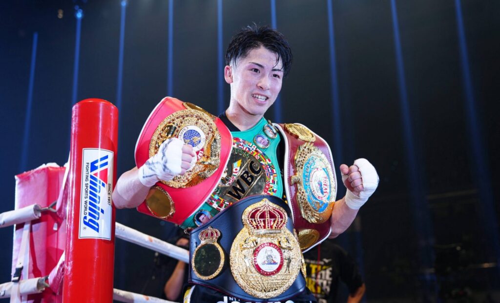 ベルトを3つ抱えボーズを取る井上尚弥