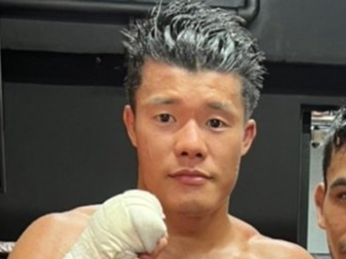 ポーズを取る亀田和毅選手