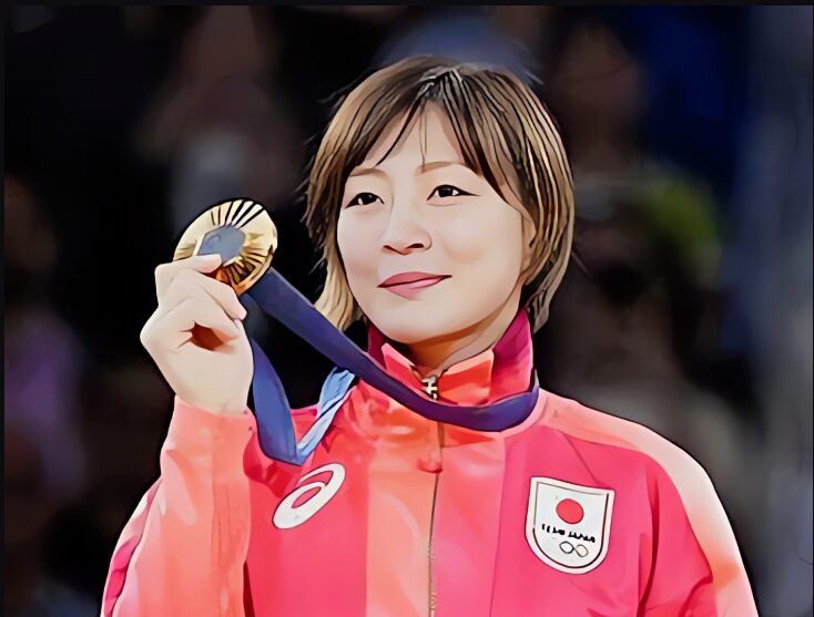 パリオリンピック表彰式にて金メダルを掲げる角田夏実選手