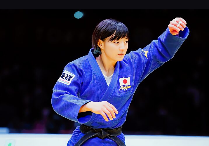 試合で構えをする角田選手