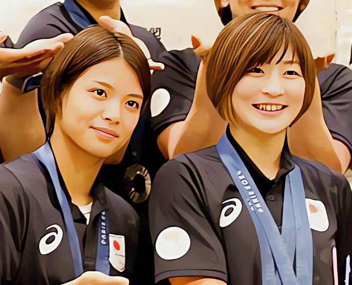 日本選手団の集合写真で隣同士で映る阿部詩選手(左)、角田夏実選手(右)