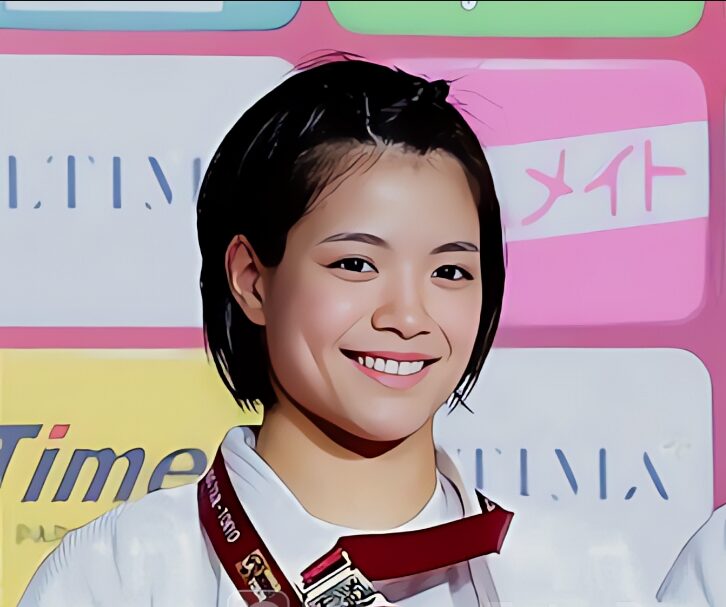 メダルを持って笑顔の阿部選手
